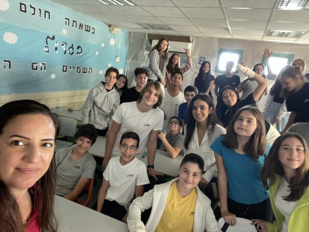 תלמידי כיתה עם המורה
